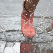 水たまりをバシャッとする子どもの長靴